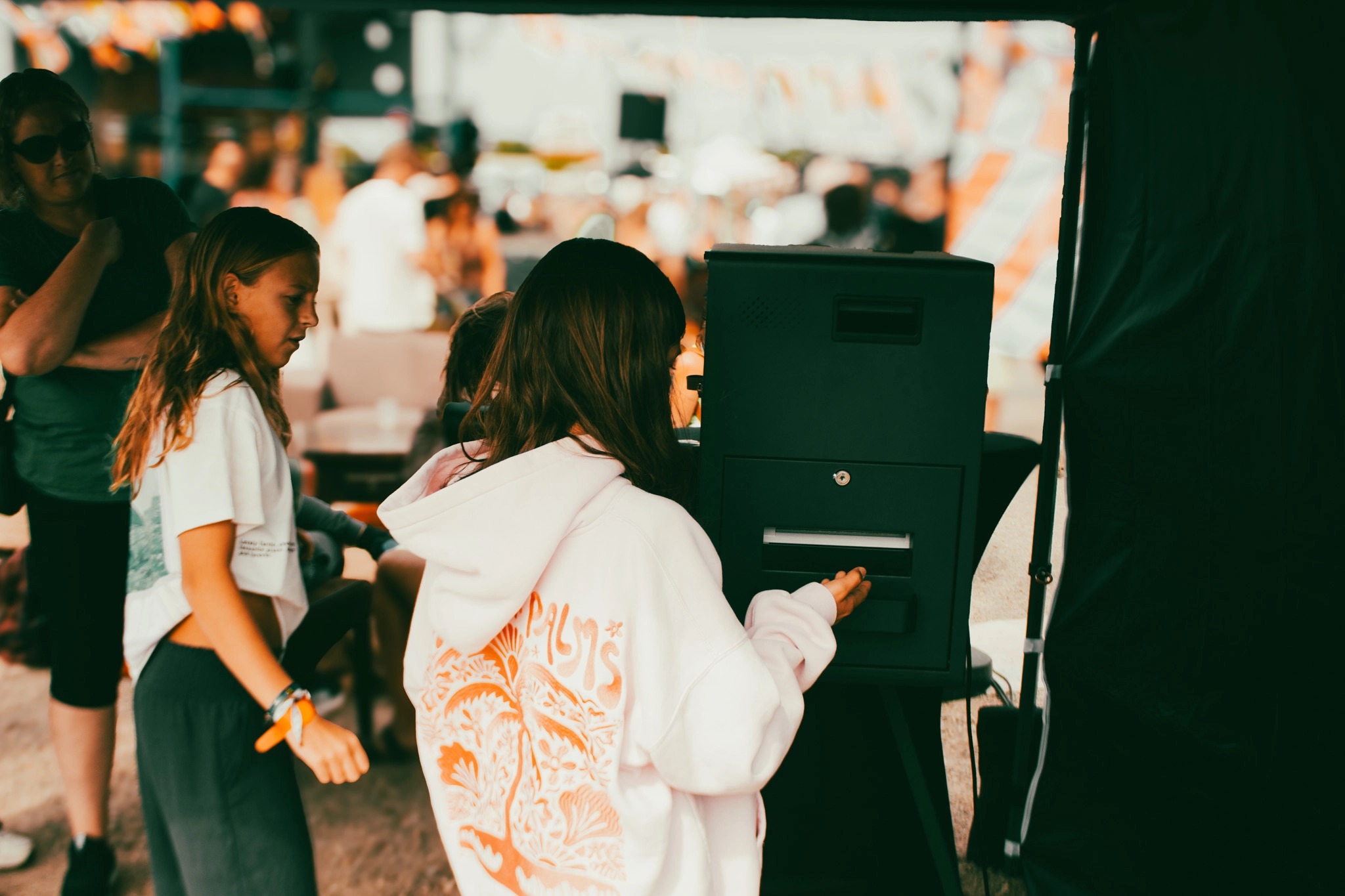 meiden halen foto uit photobooth