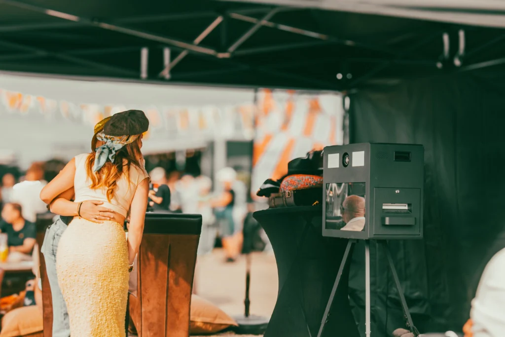 twee vrouwen bij photobooth
