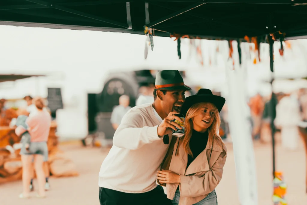 vriend en vriendin in photobooth