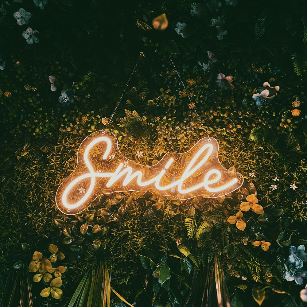 neon sign smile planten achtergrond