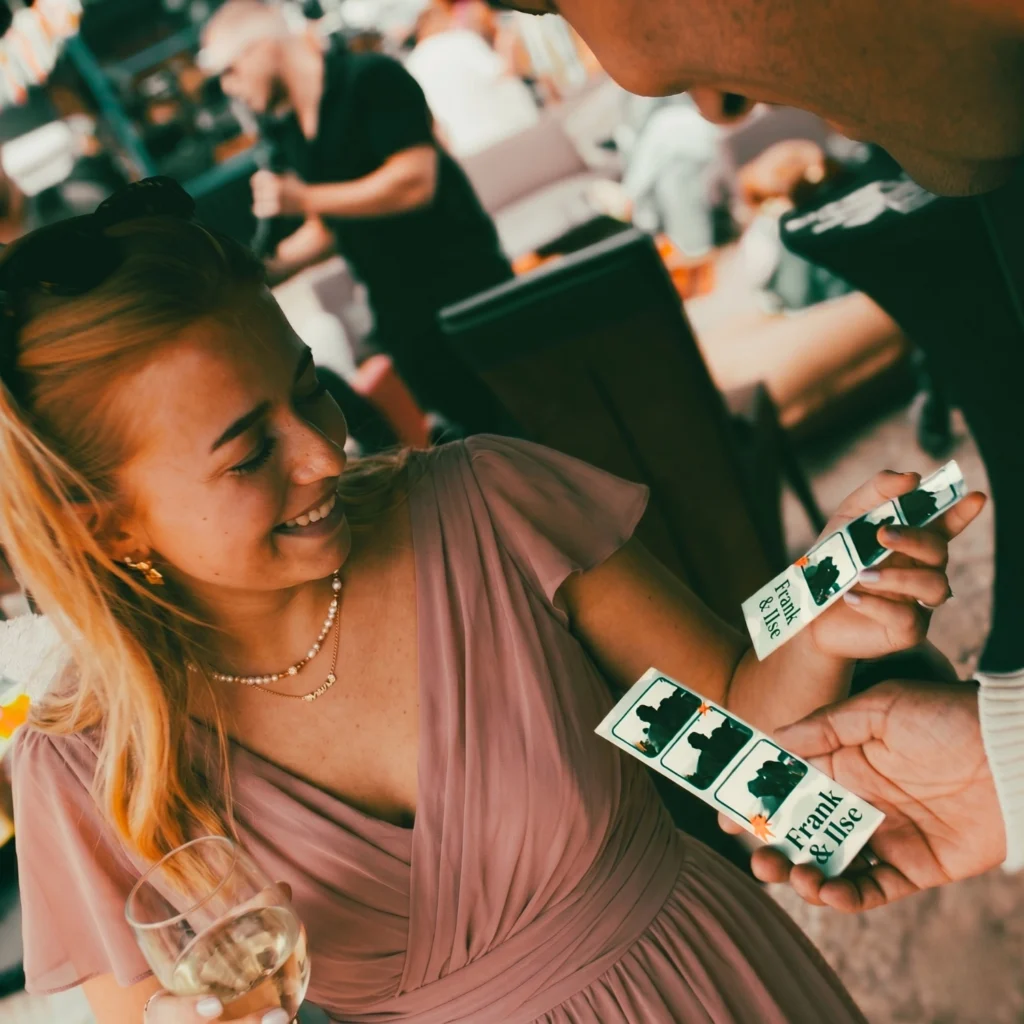 Maak je bruiloft extra bijzonder met een photobooth vol plezier, spontane momenten en persoonlijke fotostrips. Perfect voor gasten en blijvende herinneringen.